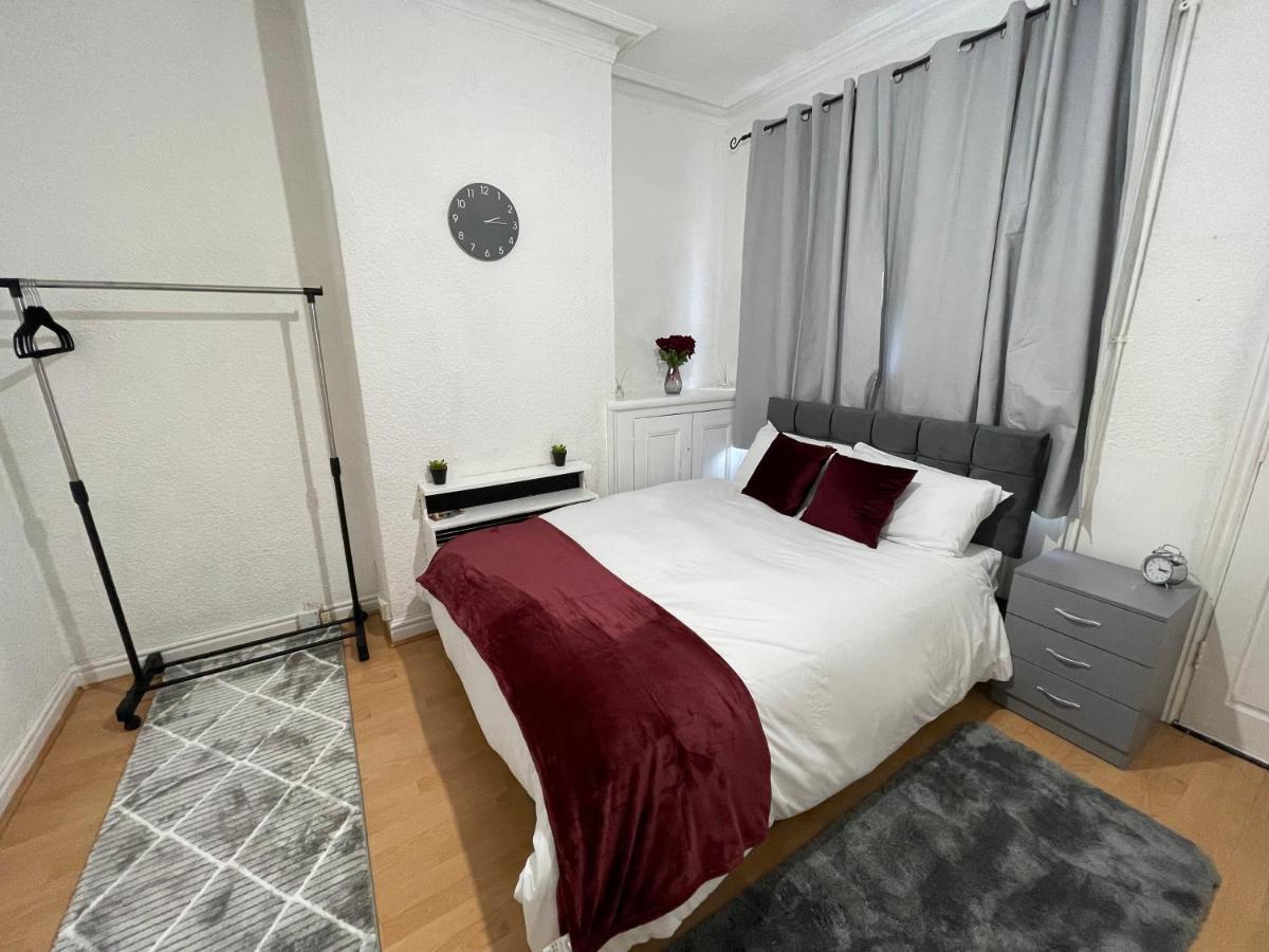 3 Bedrooms Comfortable Home With Jacuzzi Hot Tub Sleeps 10 레스터 외부 사진